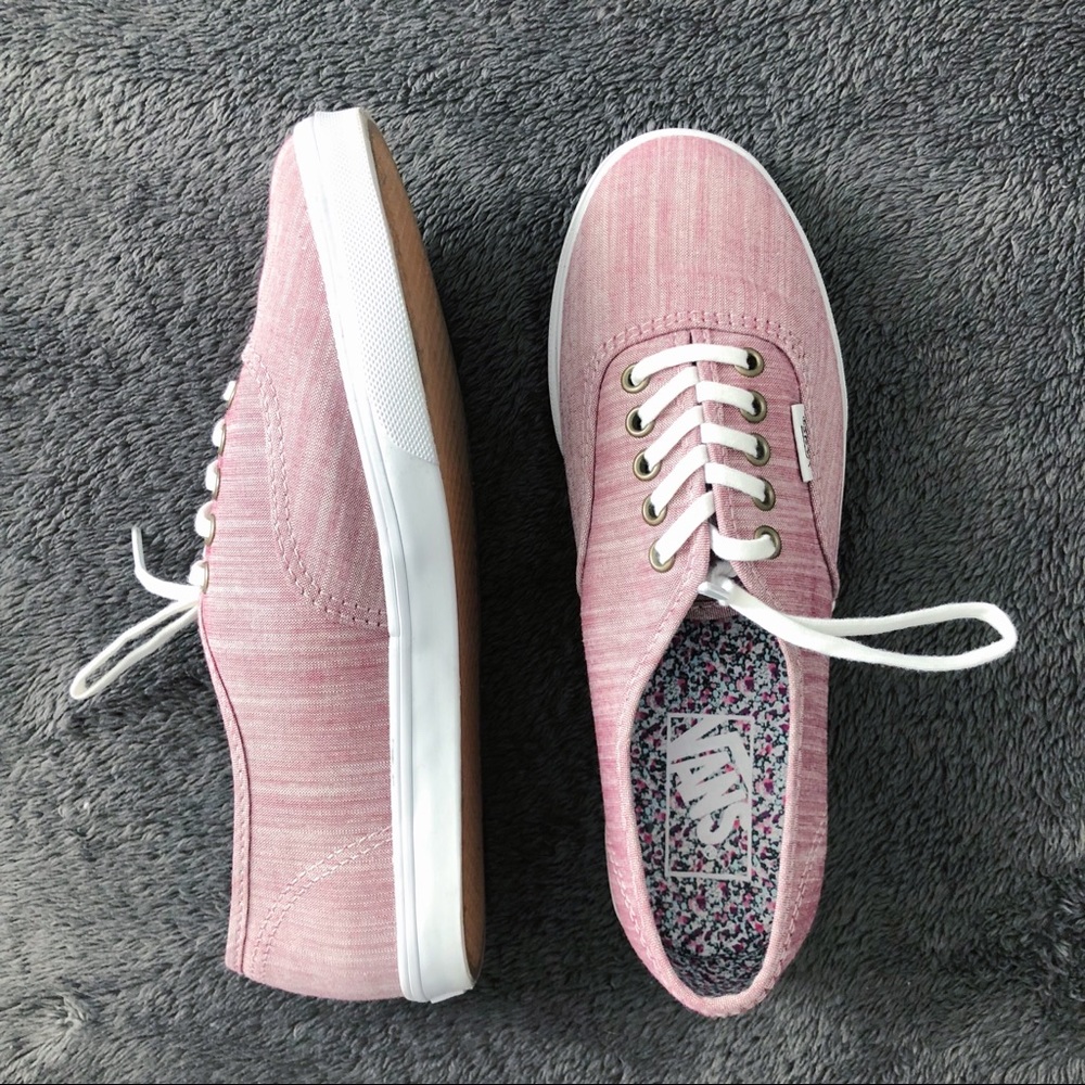 👟 Vans Women’s Size 6